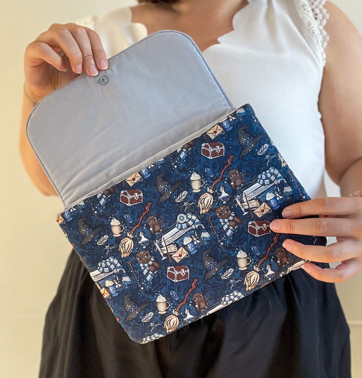 Pochette à livres bleue